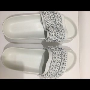 Kendall + Kylie flipflops